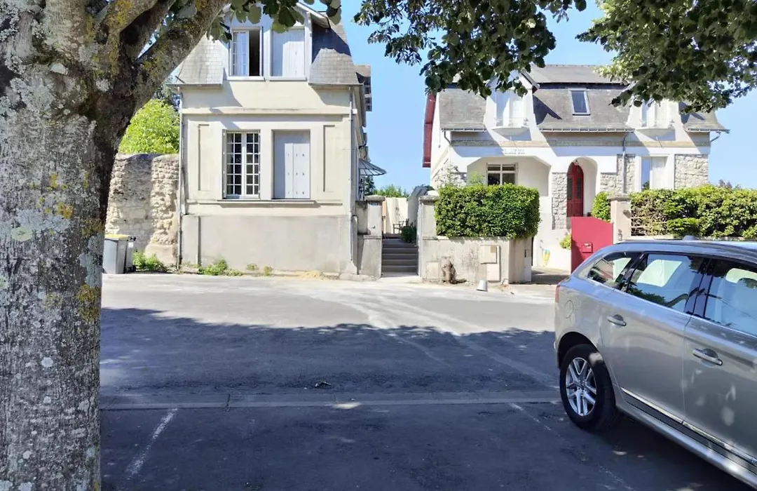 Chambre Rouge Dans Une Tres Belle Demeure Du 16Eme A Saumur Comprenant Cuisine Equipee-1