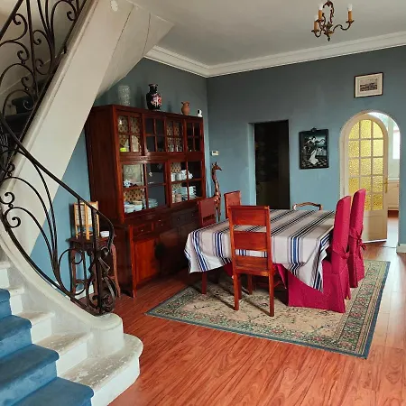Chambre Rouge Dans Une Tres Belle Demeure Du 16Eme A Saumur Comprenant Cuisine Equipee-2