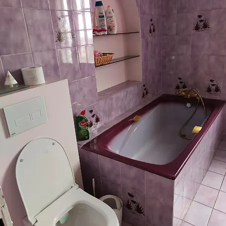Chambre Rouge Dans Une Tres Belle Demeure Du 16Eme A Saumur Comprenant Cuisine Equipee-3